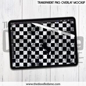 Pu&ograve; includere: Un motivo a scacchi bianco e nero con un effetto grunge usurato. Il motivo &egrave; visualizzato sullo schermo di un tablet con uno stilo bianco appoggiato sopra.