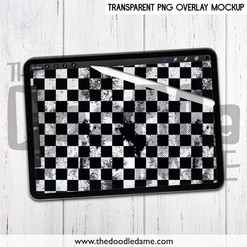 Pu&ograve; includere: Un motivo a scacchi bianco e nero con un effetto grunge usurato. Il motivo &egrave; visualizzato sullo schermo di un tablet con uno stilo bianco appoggiato sopra.