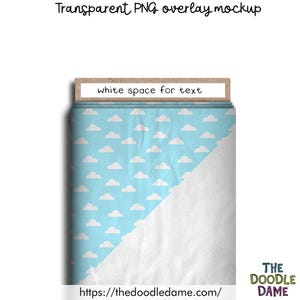 Op de afbeelding: Een transparante PNG-overlay-mockup met een lichtblauw wolkenpatroon en witte ruimte voor tekst. Het ontwerp heeft een diagonale splitsing met een wit gedeelte. De tekst "Transparent PNG overlay mockup" staat bovenaan.
