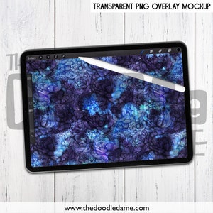 Pu&ograve; includere: Un tablet digitale con cornice nera e una penna bianca. Lo schermo mostra un'illustrazione digitale di un motivo floreale in tonalit&agrave; di blu, viola e bianco.