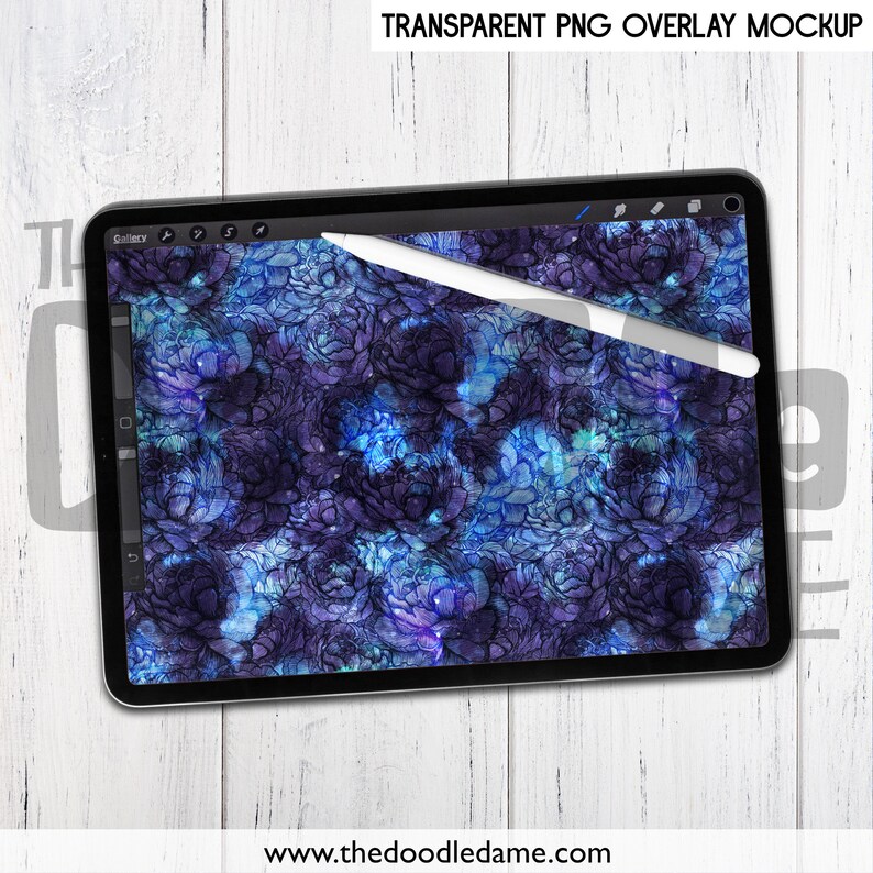Pu&ograve; includere: Un tablet digitale con cornice nera e una penna bianca. Lo schermo mostra un'illustrazione digitale di un motivo floreale in tonalit&agrave; di blu, viola e bianco.