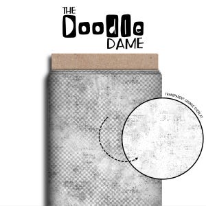 Puede incluir: Una superposición grunge transparente con una apariencia desgastada y texturizada. La imagen presenta una vista de cerca de la superposición, con una incrustación circular que resalta la textura. El texto "THE DOODLE DAME" se muestra en la parte superior.