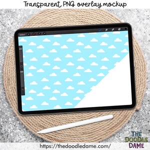Pu&ograve; includere: Un tablet nero che mostra un motivo di cielo blu e nuvole bianche, con uno stilo bianco. Il tablet &egrave; su un sottobicchiere rotondo e intrecciato. Il testo in alto recita "Transparent PNG overlay mockup". L'indirizzo del sito web &egrave; visibile in basso.