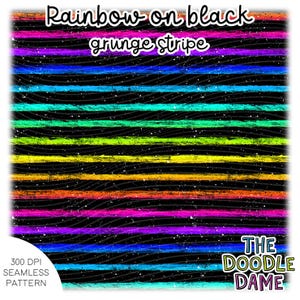 Puede incluir: Patrón sin costuras con rayas grunge horizontales de arcoíris sobre un fondo negro. El texto "Rainbow on black grunge stripe" está en la parte superior y "300 DPI SEAMLESS PATTERN" en la parte inferior izquierda. El logotipo de The Doodle Dame está en la parte inferior derecha.