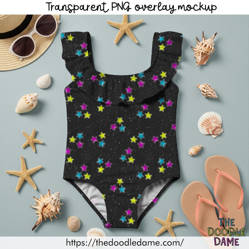 Puede incluir: Un ba&ntilde;ador negro con un estampado de estrellas de colores. El ba&ntilde;ador tiene un escote con volantes y est&aacute; rodeado de conchas marinas, estrellas de mar, gafas de sol y chanclas. El texto "Transparent PNG overlay mockup" est&aacute; en la parte superior.