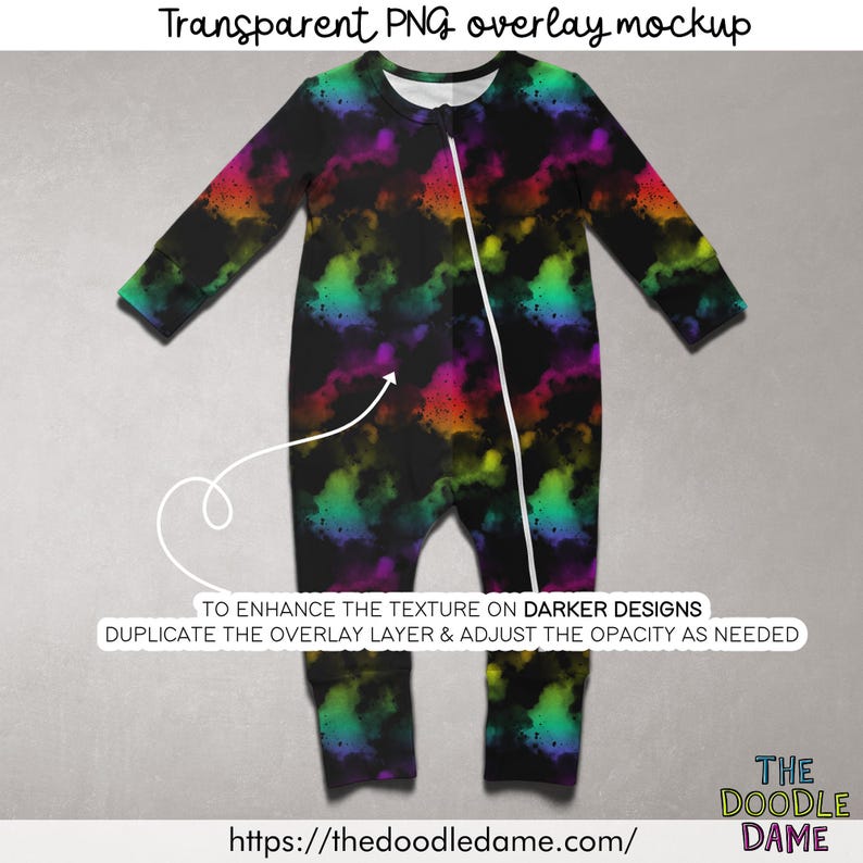 Puede incluir: Mono de beb&eacute; con un vibrante y colorido estampado de nubes sobre un fondo negro. El mono tiene mangas largas y una cremallera frontal. El texto dice "Transparent PNG overlay mockup". Tambi&eacute;n es visible la direcci&oacute;n del sitio web "https://thedoodledame.com/".