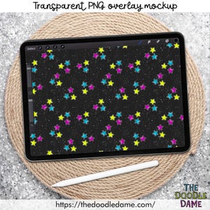 Pu&ograve; includere: Un tablet nero mostra un motivo di stelle gialle, blu e rosa. Il tablet &egrave; su un tappetino intrecciato con una penna bianca. Il testo "Transparent PNG overlay mockup" &egrave; in alto. L'indirizzo del sito web &egrave; in basso.