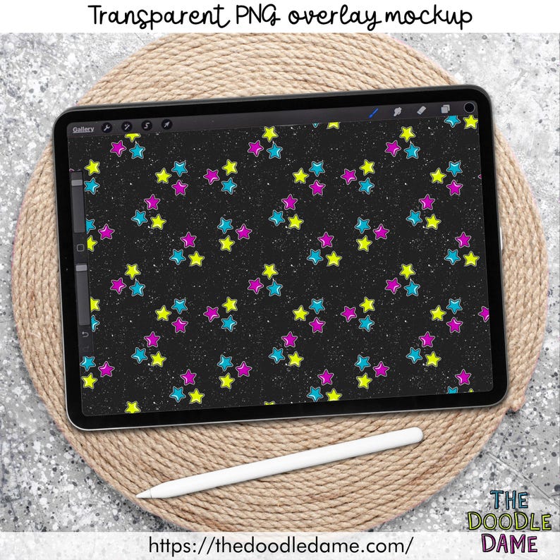 Pu&ograve; includere: Un tablet nero mostra un motivo di stelle gialle, blu e rosa. Il tablet &egrave; su un tappetino intrecciato con una penna bianca. Il testo "Transparent PNG overlay mockup" &egrave; in alto. L'indirizzo del sito web &egrave; in basso.