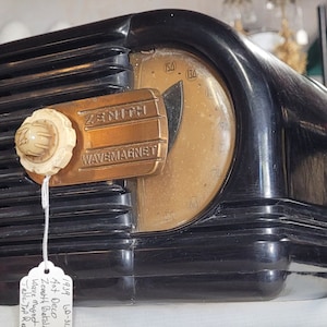 Art Deco 1939 Zenith Wave Magnet tabletop Bakelite radio