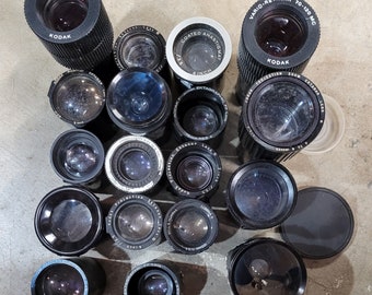 Colección de lentes para proyectores de diapositivas ajustables de 35 mm, en su mayoría Kodak.