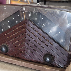1946 Zenith, AC/DC AM radio, Tabletop model with handle