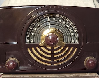 MCM Zenith, AM FM tabletop radio, Bakelite case with rare shipping box
