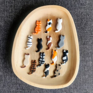 Katzenmagnete, schwarze Katze, Magnet, Magnete, Polymerclay, Ton, niedlicher Magnet, Kühlschrankmagnet, weiß, orange, schwarz, Katze, Katzen, Kätzchen, siam, grau Bild 1