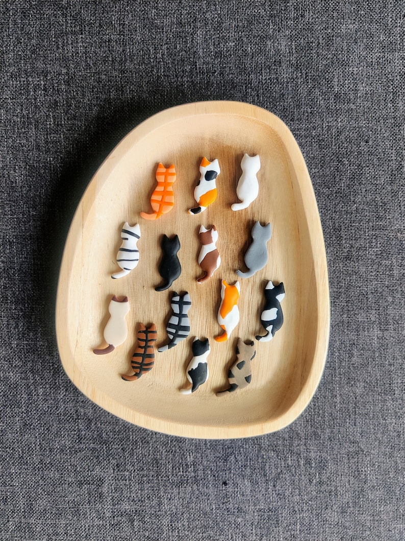 Katzenmagnete, schwarze Katze, Magnet, Magnete, Polymerclay, Ton, niedlicher Magnet, Kühlschrankmagnet, weiß, orange, schwarz, Katze, Katzen, Kätzchen, siam, grau Bild 1