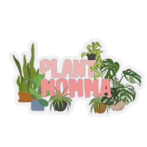 Puede incluir: Una pegatina con el texto "PLANT MOMMA" en letras rosas. La pegatina presenta una variedad de plantas verdes en macetas, incluyendo una planta serpiente, una monstera y una planta araña.