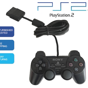 Puede incluir: Mando negro de PlayStation 2 con cable y conector negros. El mando tiene botones de colores y controles direccionales. El logotipo de PlayStation 2 es visible.