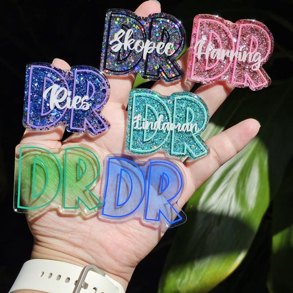 Gepersonaliseerde arts-badgehaspel, gepersonaliseerd cadeau voor arts, badgehouder cadeau voor hem, ID-taghouder voor arts