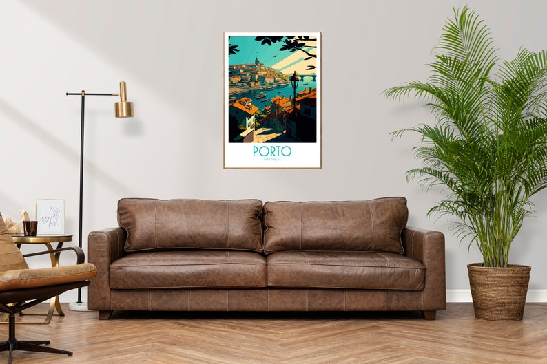 K&ouml;nnte beinhalten: Ein gerahmtes Poster mit einer farbenfrohen Illustration der Stadt Porto in Portugal. Das Poster tr&auml;gt den Schriftzug "PORTO" in gro&szlig;en, fetten Buchstaben unten, mit "PORTUGAL" in kleineren Buchstaben darunter.