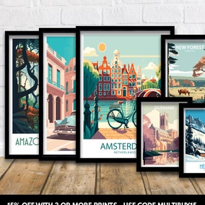 K&ouml;nnte beinhalten: Ein Satz von sechs gerahmten Reiseplakaten mit Illustrationen verschiedener St&auml;dte und Landschaften. Die Poster sind im modernen, minimalistischen Stil mit kr&auml;ftigen Farben und einfachen Linien gehalten. Die Poster sind in schwarzen Rahmen gerahmt und in einer Reihe auf einer Holzoberfl&auml;che angeordnet. Die Poster zeigen folgende Orte: Amsterdam, Durham, New Forest, Amazon und zwei weitere Orte.