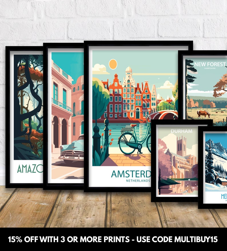K&ouml;nnte beinhalten: Ein Satz von sechs gerahmten Reiseplakaten mit Illustrationen verschiedener St&auml;dte und Landschaften. Die Poster sind im modernen, minimalistischen Stil mit kr&auml;ftigen Farben und einfachen Linien gehalten. Die Poster sind in schwarzen Rahmen gerahmt und in einer Reihe auf einer Holzoberfl&auml;che angeordnet. Die Poster zeigen folgende Orte: Amsterdam, Durham, New Forest, Amazon und zwei weitere Orte.