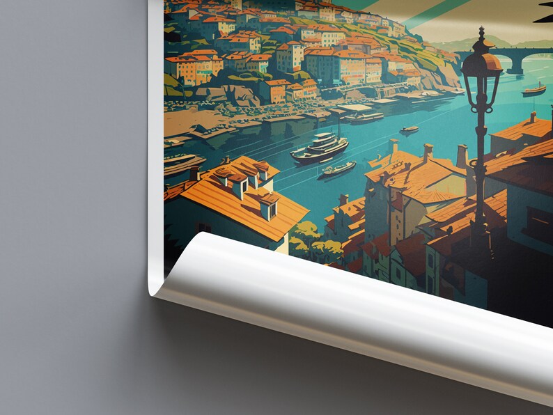 K&ouml;nnte beinhalten: Eine farbenfrohe Illustration einer K&uuml;stenstadt mit Geb&auml;uden, einem Hafen und Booten. Das Bild ist im Vintage-Stil mit einer verblassten Farbpalette gehalten. Die Szene wird von oben betrachtet und blickt auf die Stadt.