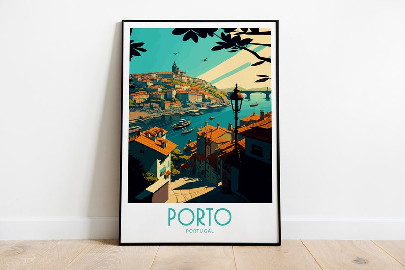 K&ouml;nnte beinhalten: Eine farbenfrohe Illustration der Stadt Porto in Portugal. Das Bild zeigt einen Blick auf die Stadt von einem H&uuml;gel aus, mit dem Douro im Vordergrund. Die Stadt ist an einem steilen Hang gebaut, mit bunten Geb&auml;uden und einer Br&uuml;cke in der Ferne. Der Text "PORTO PORTUGAL" befindet sich am unteren Rand des Bildes.