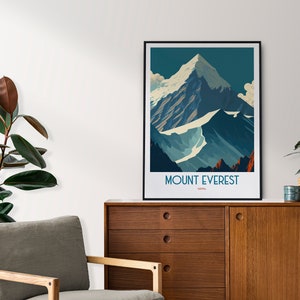 Pu&ograve; includere: Un poster incorniciato con un'illustrazione stilizzata del Monte Everest in Nepal. La montagna &egrave; rappresentata in tonalit&agrave; di blu e bianco, con un tramonto rosso e arancione sullo sfondo. Il testo "MOUNT EVEREST" &egrave; stampato in bianco nella parte inferiore del poster.