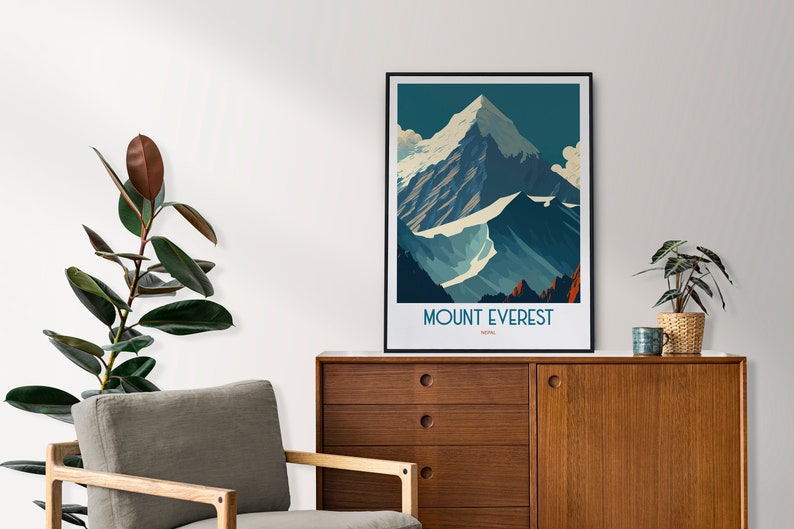 Pu&ograve; includere: Un poster incorniciato con un'illustrazione stilizzata del Monte Everest in Nepal. La montagna &egrave; rappresentata in tonalit&agrave; di blu e bianco, con un tramonto rosso e arancione sullo sfondo. Il testo "MOUNT EVEREST" &egrave; stampato in bianco nella parte inferiore del poster.