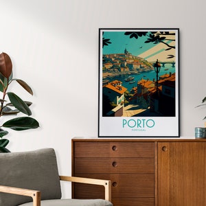 K&ouml;nnte beinhalten: Ein Vintage-Reiseposter mit einer farbenfrohen Illustration der Stadt Porto in Portugal. Das Poster zeigt einen Blick auf den Fluss Douro, die Dom-Lu&iacute;s-I-Br&uuml;cke und das Viertel Ribeira. Der Text "PORTO" und "PORTUGAL" ist in blaugr&uuml;n am unteren Rand des Posters gedruckt.