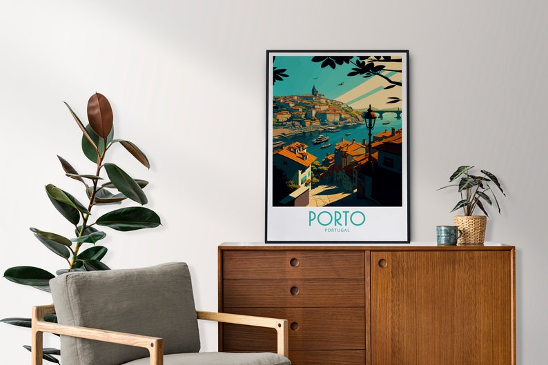 K&ouml;nnte beinhalten: Ein Vintage-Reiseposter mit einer farbenfrohen Illustration der Stadt Porto in Portugal. Das Poster zeigt einen Blick auf den Fluss Douro, die Dom-Lu&iacute;s-I-Br&uuml;cke und das Viertel Ribeira. Der Text "PORTO" und "PORTUGAL" ist in blaugr&uuml;n am unteren Rand des Posters gedruckt.