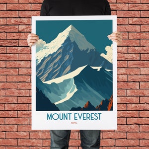 Pu&ograve; includere: Un poster in stile vintage con un'illustrazione blu e bianca del Monte Everest, con il testo "Mount Everest, Nepal" in basso.