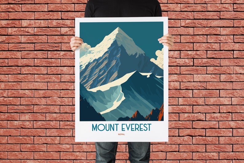 Pu&ograve; includere: Un poster in stile vintage con un'illustrazione blu e bianca del Monte Everest, con il testo "Mount Everest, Nepal" in basso.