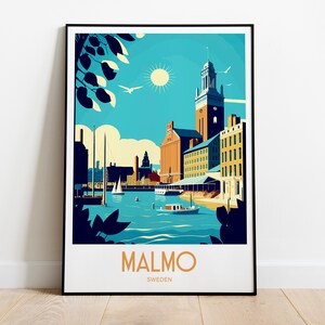 Puede incluir: Una ilustración colorida de la ciudad de Malmö, Suecia. La imagen presenta un edificio alto con una torre del reloj, una costa con barcos y un cielo azul con un sol. El texto "MALMÖ SUECIA" está en la parte inferior de la imagen.