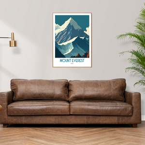 Pu&ograve; includere: Un poster incorniciato con un'illustrazione colorata del Monte Everest. Il poster ha uno schema di colori blu, bianco e marrone e il testo "MOUNT EVEREST" &egrave; stampato in basso.