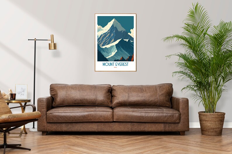 Pu&ograve; includere: Un poster incorniciato con un'illustrazione colorata del Monte Everest. Il poster ha uno schema di colori blu, bianco e marrone e il testo "MOUNT EVEREST" &egrave; stampato in basso.