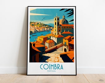 Pode incluir: Uma ilustração colorida da cidade de Coimbra, Portugal. A imagem apresenta uma igreja com uma cúpula, edifícios com telhados de telhas vermelhas e um rio ao fundo. O texto "COIMBRA PORTUGAL" está na parte inferior da imagem.