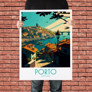 K&ouml;nnte beinhalten: Eine farbenfrohe Illustration der Stadt Porto in Portugal. Das Bild zeigt eine Stadtlandschaft mit Geb&auml;uden, einem Fluss und einer Br&uuml;cke. Der Text "PORTO" und "PORTUGAL" ist unter dem Bild gedruckt.
