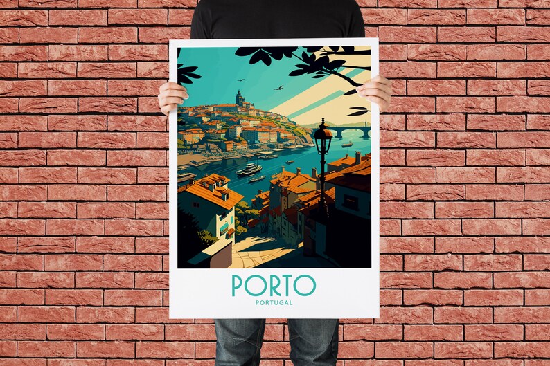 K&ouml;nnte beinhalten: Eine farbenfrohe Illustration der Stadt Porto in Portugal. Das Bild zeigt eine Stadtlandschaft mit Geb&auml;uden, einem Fluss und einer Br&uuml;cke. Der Text "PORTO" und "PORTUGAL" ist unter dem Bild gedruckt.