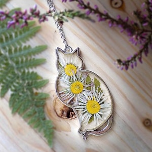 White daisy necklace, Vegan Gift, Resin Pendant, Nature Jewelry