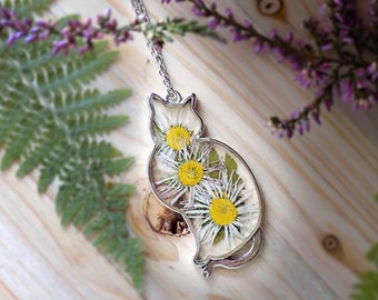 White daisy necklace, Vegan Gift, Resin Pendant, Nature Jewelry