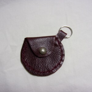 Monedero de cuero rojo granate con llavero, estuche para auriculares, estuche para anillos y minimonedero.
