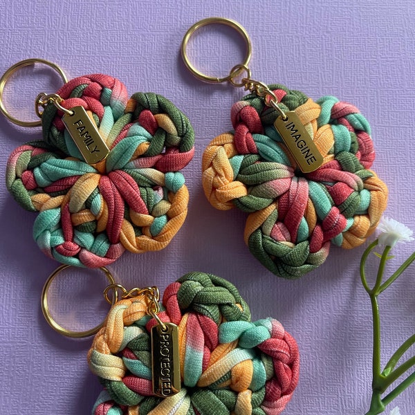 Handmade Crochet Flower Keychain with Custom Metal Words , Custom Party Favors, Birthday Thank you, Flower Keyring, Handmade Flowers