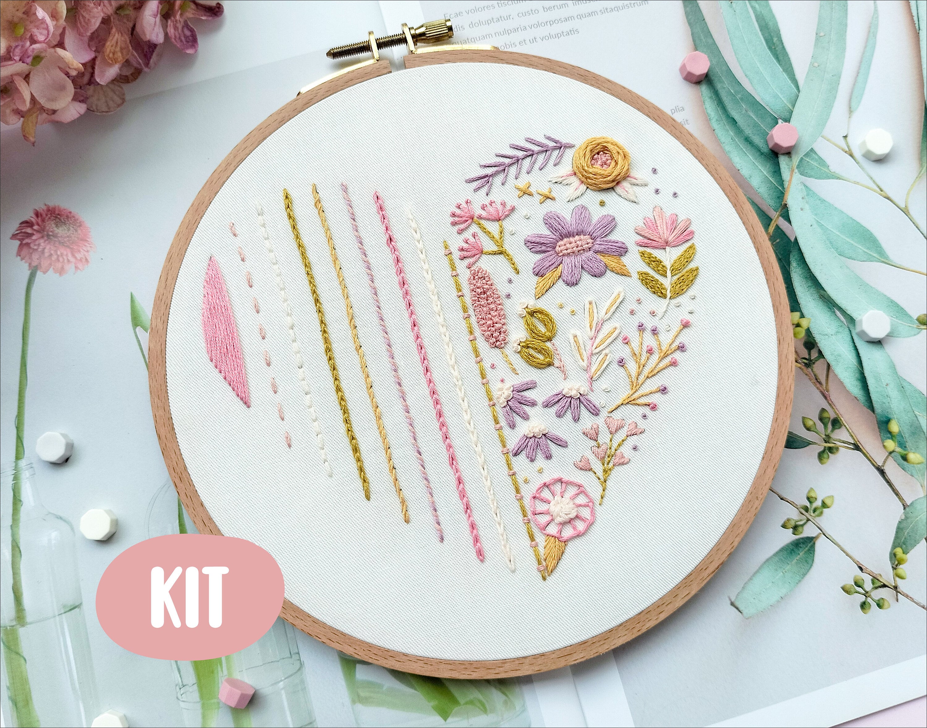 Myfelicity Kit da ricamo, 3 set di motivi floreali, include 3 panni da ricamo fantasia, 3 fili, 3 istruzioni di carta, 6 aghi e 1 cerchio