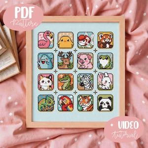Puede incluir: Un patrón de punto de cruz enmarcado con varios animales coloridos, incluyendo un flamenco, un pollito y un panda. El texto "PDF Pattern" y "Video Tutorial" son visibles. El marco es marrón claro.