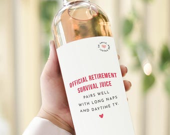 Puede incluir: Una botella de vino blanco con una etiqueta que dice "Jugo de supervivencia oficial para la jubilación Se combina bien con siestas largas y televisión diurna."