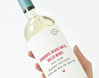 Puede incluir: Una botella de vino blanco con una etiqueta que dice "Goodbye Deadlines, Hello Wine! May your biggest decision now be red or white."