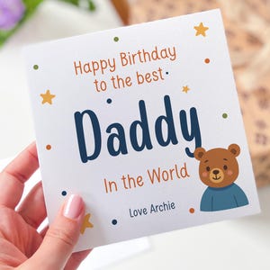 Tarjeta de cumpleaños personalizada para papá. Diseño de mamá osa adorable de niño con opción de nombre. El mejor papá del mundo. Recuerdo del cumpleaños de papá.