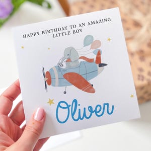 Geburtstagskarte für einen besonderen kleinen Jungen – Elefant im Flugzeug-Design mit Luftballons – individueller Name, süßes Andenken für Kinder, Neffe, Sohn, Enkel