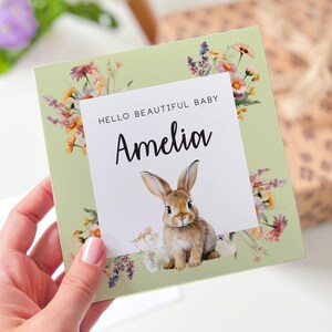 Carte personnalisée pour nouveau-né avec nom personnalisé lapin et fleurs bonjour, beau bébé fille ou garçon doux souvenir sur le thème des bois Bienvenue dans le monde