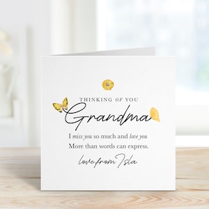 Pensando em você vovó, estou com muitas saudades e te amo cartão com nome Lindo cartão personalizado para vovó com flores